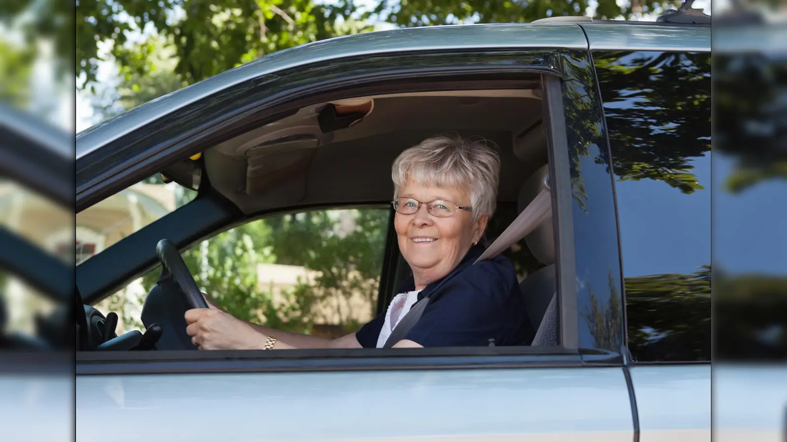 Ein eigenes Auto bedeutet Mobilität und Selbstständigkeit. Doch wenn Reaktionszeit und Sehvermögen im Alter nachlassen, ist es für Senioren ratsam, die eigene Fahrtüchtigkeit regelmäßig zu überprüfen. (Foto: dolgachov/123rf/Itzehoer Versicherungen)