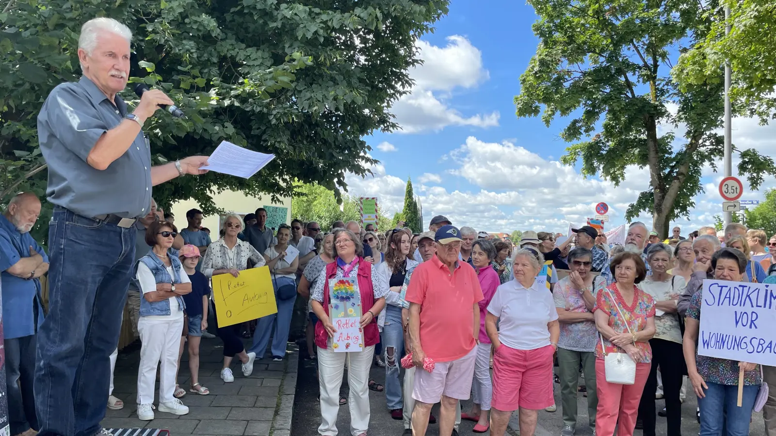 Jürgen Müller, Bürgervereinigung Aubing-Neuaubing, stellte den Protestierenden Alternativvorschläge für die Verkehrsanbindung vor.  (Foto: pst)