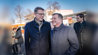 Der Bayerische Staatsminister für Wissenschaft und Kunst, Markus Blume, (l.) und der Bauminister, Christian Bernreiter, setzten den Spatenstich für die zwei neuen Zentralgebäude am LMU-Campus. Danach wurde Richtfest für den Neubau der Anantomie und Pathologie gefeiert.  (Foto: Axel Koenig)