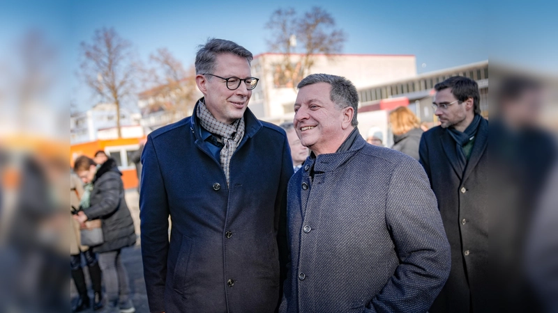 Der Bayerische Staatsminister für Wissenschaft und Kunst, Markus Blume, (l.) und der Bauminister, Christian Bernreiter, setzten den Spatenstich für die zwei neuen Zentralgebäude am LMU-Campus. Danach wurde Richtfest für den Neubau der Anantomie und Pathologie gefeiert.  (Foto: Axel Koenig)