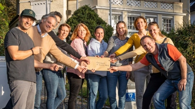 Ein Briefkuvert voller Unterschriften für den Teppichboden haben die Eltern und Initiatoren der Petition in den Briefkasten des Rathauses geworfen.  (Foto: flohagena.com)