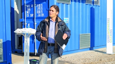 Fernwärmeprojektleiter Jan Haas, auf dem Foto vor der Heizzentrale im Gewerbegebiet Ost, hofft auf viele Neuanschlüsse.  (Foto: pst)