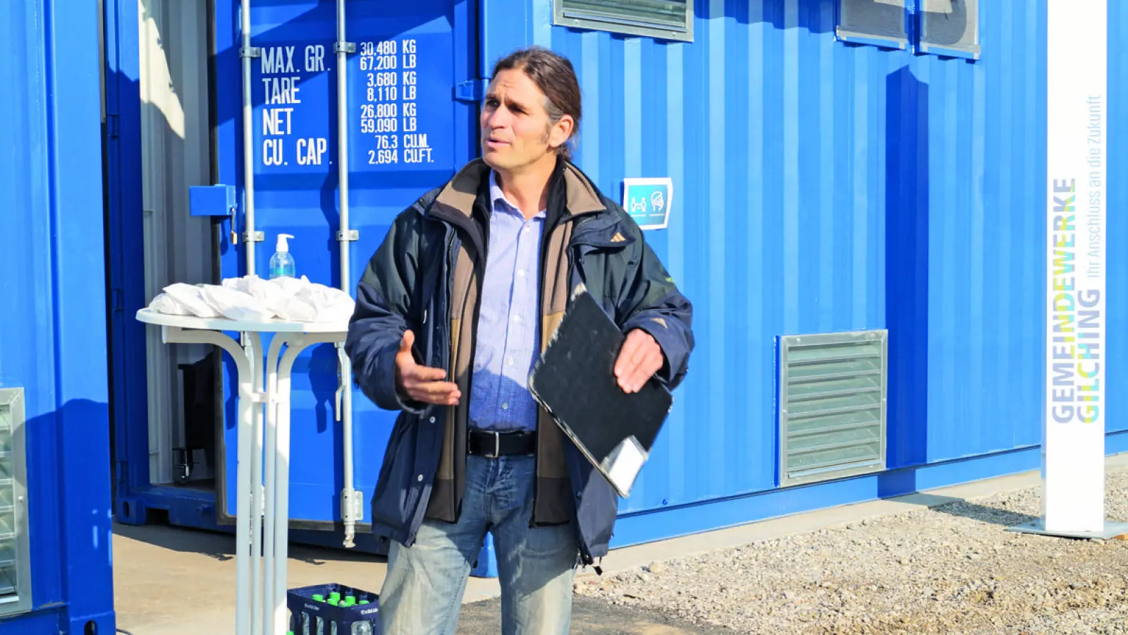 Fernwärmeprojektleiter Jan Haas, auf dem Foto vor der Heizzentrale im Gewerbegebiet Ost, hofft auf viele Neuanschlüsse.  (Foto: pst)