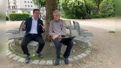 Prof. Dr. Hans Theiss, stv. Vorsitzender der CSU-FW-Stadtratsfraktion vor Ort im Gespräch mit Rüdiger Clausius, dem Initiator der Bürgerinitiative (Foto: CSU)