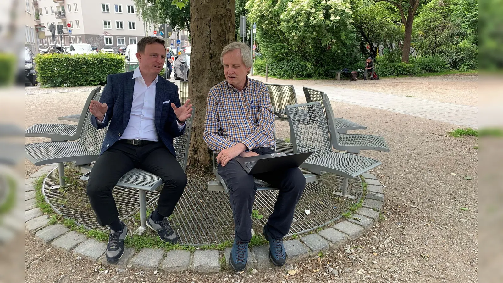 Prof. Dr. Hans Theiss, stv. Vorsitzender der CSU-FW-Stadtratsfraktion vor Ort im Gespräch mit Rüdiger Clausius, dem Initiator der Bürgerinitiative (Foto: CSU)