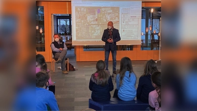 Bürgermeister Hermann Nafziger und Geschäftsleiter Stefan Schaudig waren mit dem Thema U-Bahn Erweiterung zu Gast bei den vierten Klassen der Grundschule Martinsried. (Foto: Xander/ Gemeinde Planegg)