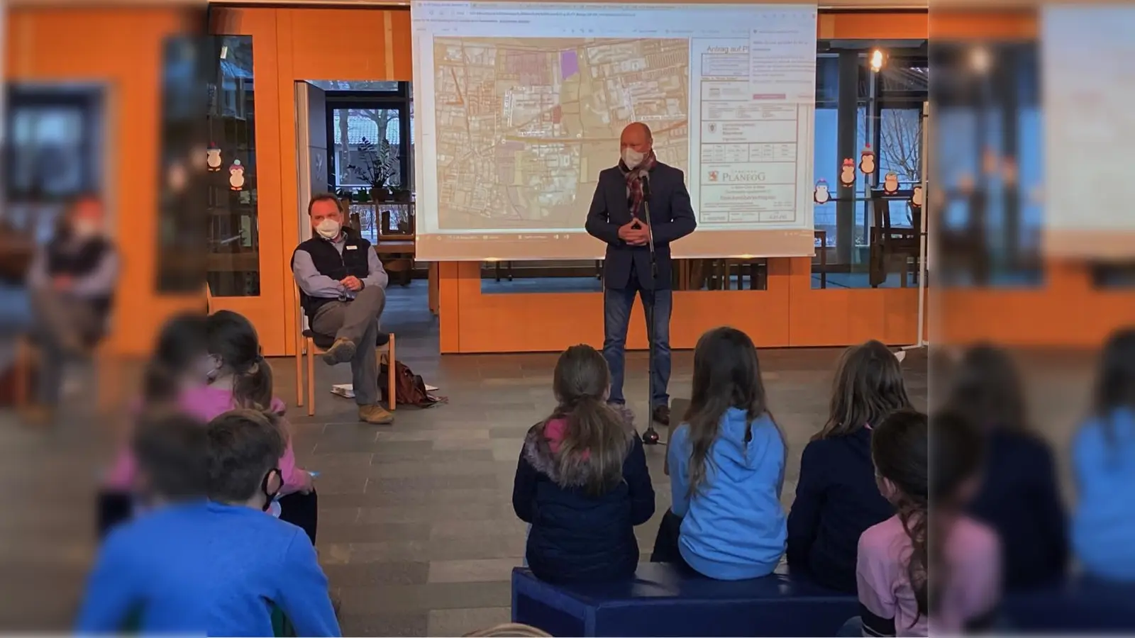 Bürgermeister Hermann Nafziger und Geschäftsleiter Stefan Schaudig waren mit dem Thema U-Bahn Erweiterung zu Gast bei den vierten Klassen der Grundschule Martinsried. (Foto: Xander/ Gemeinde Planegg)