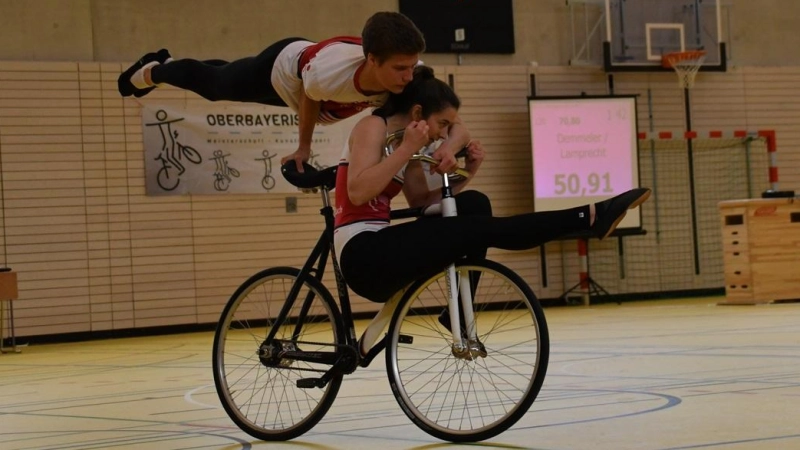 Helena Lamprecht und Benedikt Demmeler glänzen im 2er Kunstrad. (Foto: A. Ment)