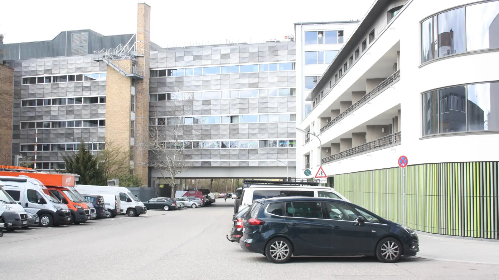 Parken in der Flössergasse: Die Anwohner wünschen sich eine schnelle Umsetzung für das Parklizenzgebiet Mittersendling. (Foto: job)