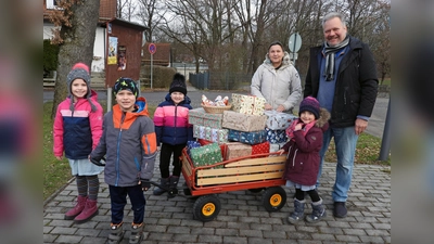 Thomas Rosner von der Gilchinger Tafel nahm die Geschenke der Kindergartenkinder entgegen. (Foto: Gemeinde Gilching)