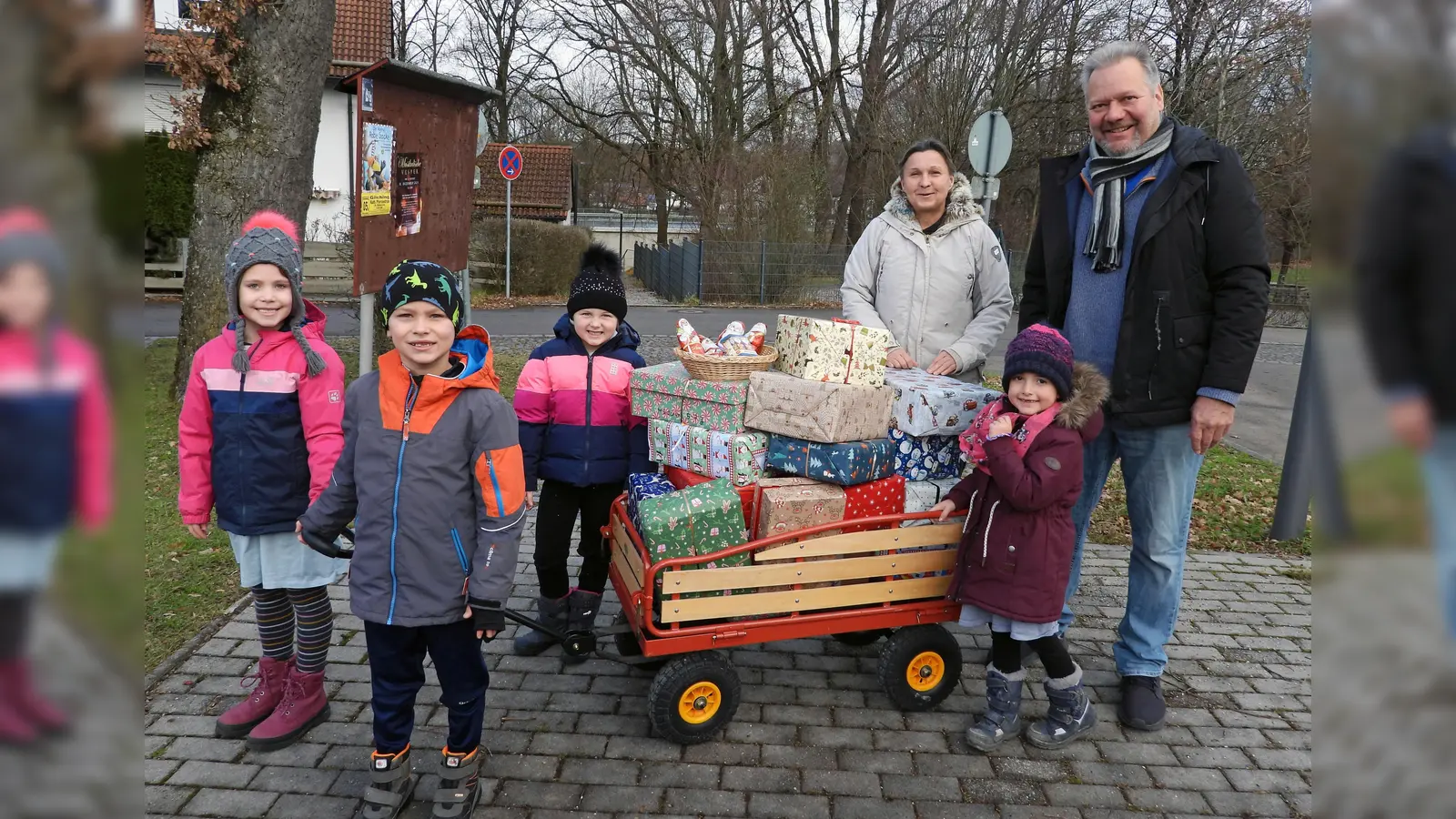 Thomas Rosner von der Gilchinger Tafel nahm die Geschenke der Kindergartenkinder entgegen. (Foto: Gemeinde Gilching)