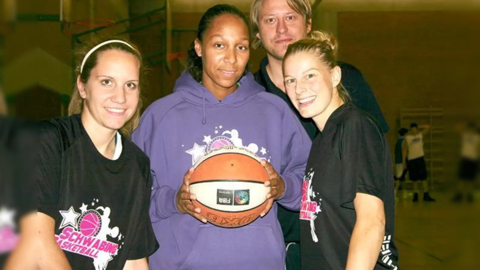 Basketball ist für Anna Veh, Deborah Hountondji, Trainer Andre Hofmann und Sandra Teschemacher (v. l.) eine »Sucht«.	 (Foto: Sylvie-Sophie Schindler)