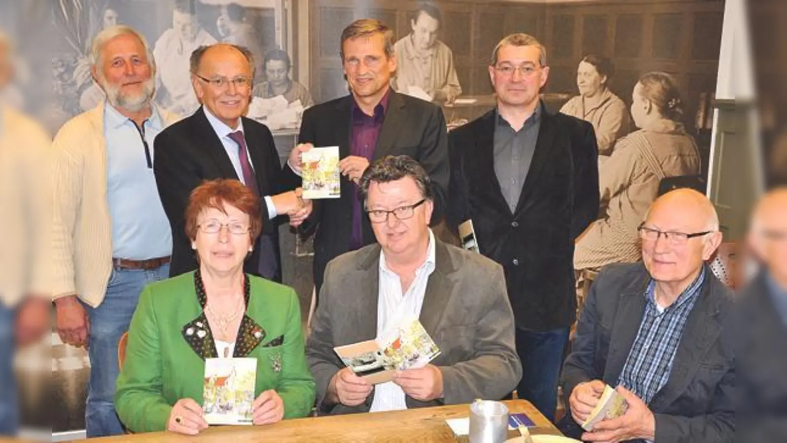 Oben, von li.,: Ferdinand Ulrich (Museum), Bezirkstagspräsident Josef Mederer, Dr. Hubert Kerscher (Verlag Schnell und Steiner), Nikolaus Braun (Archivar Bezirk Oberbayern). Vorne, von  (Foto: Alma Midasch (Museum), Pflegedirektor Josef Kolbeck, Günther Goll)