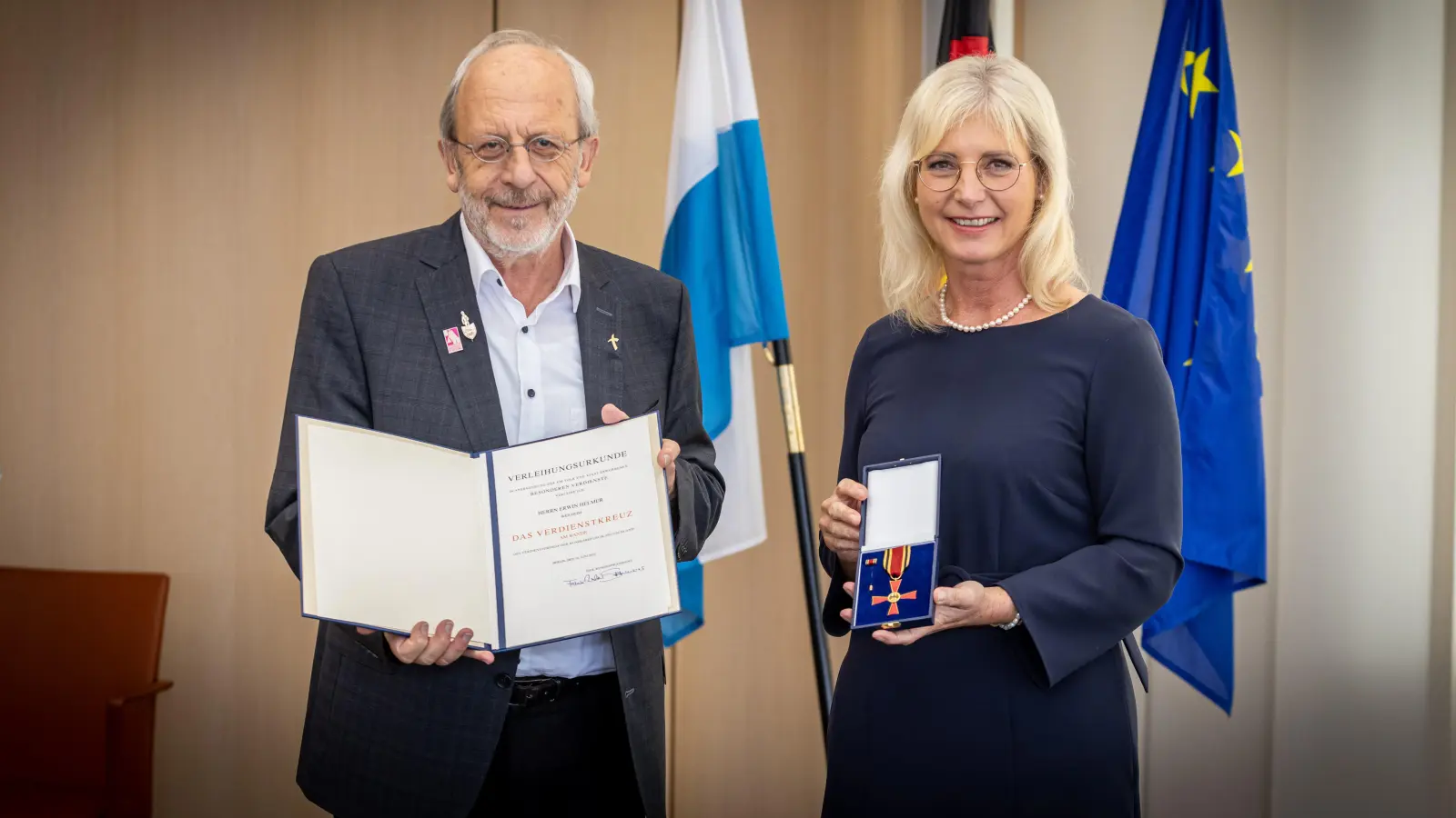 Am 20. Oktober überreichte Staatsministerin Ulrike Scharf dem Weilheimer Diakon Erwin Helmer das Bundesverdienstkreuz am Bande. (Foto: StMAS / Alexander Göttert)