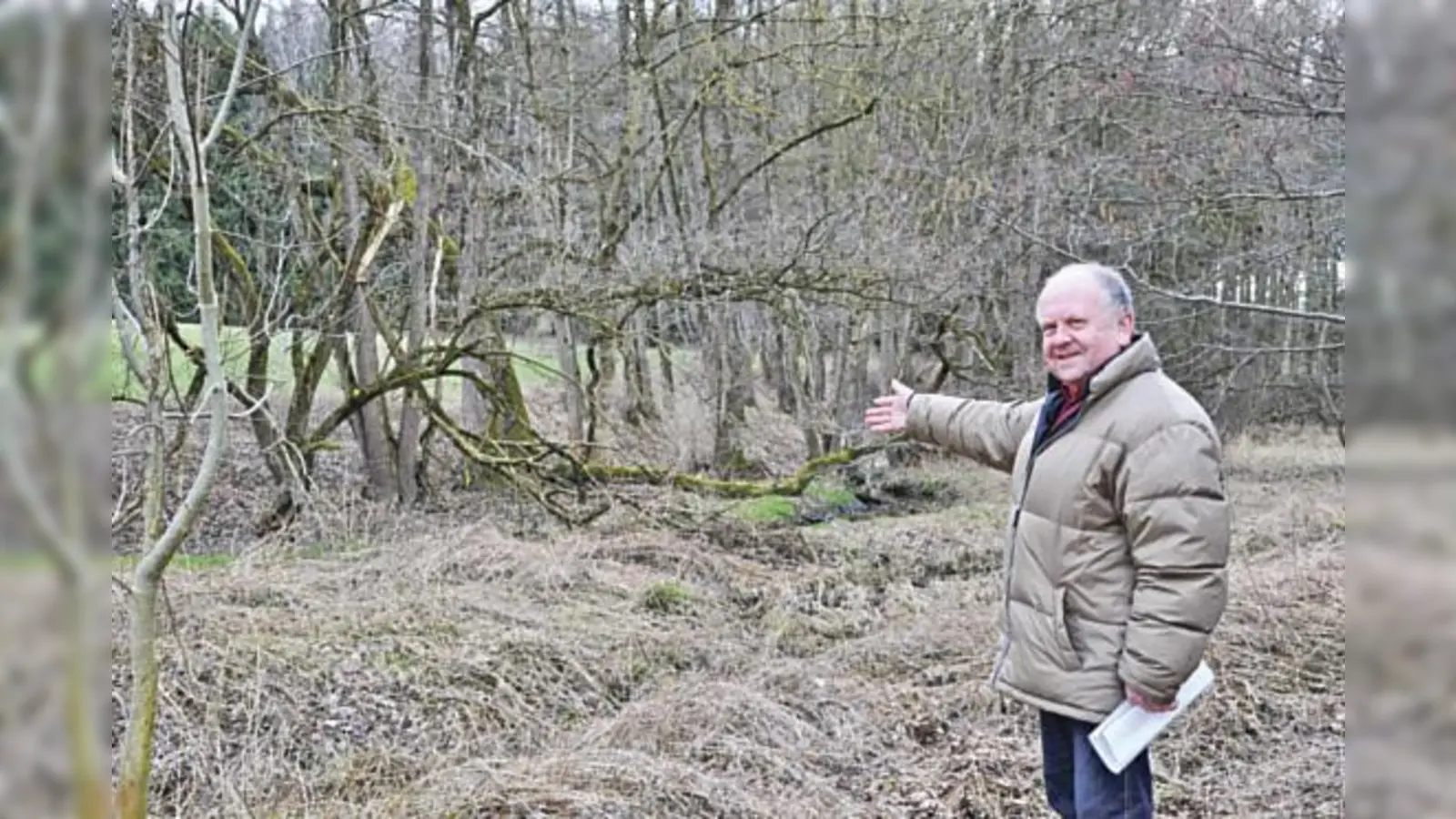 Albert Hones zeigt die Stelle am Gigginger Bach, an der parallel zur Poinger Straße ein Damm verlaufen soll, der das Oberflächenwasser bei starkem Regen zurückhält.  (Foto: sf)