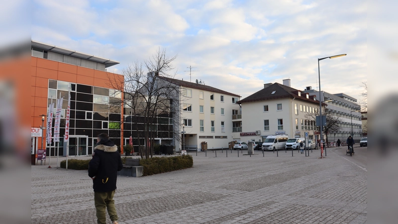 Der Curt Mezger-Platz im Herzen von Milbertshofen: Heute noch zugepflastert und ein bisschen fade, morgen schon grün und angenehmer?  (Foto: mha)