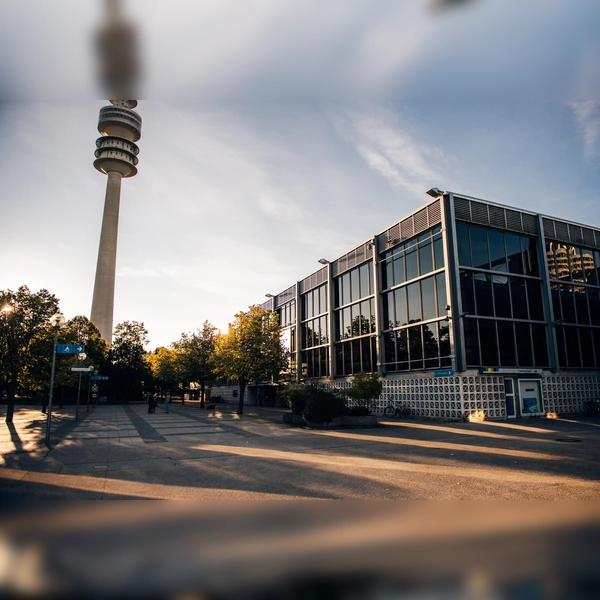 Als Eissportstätte hat sie ausgedient, doch schon Ende nächsten Jahres wird die Olympia-Eishalle zusammen mit der Trainingshalle zum großen Actionsportzentrum.  (Foto: Fabian Stoffers, Olympiapark München GmbH)