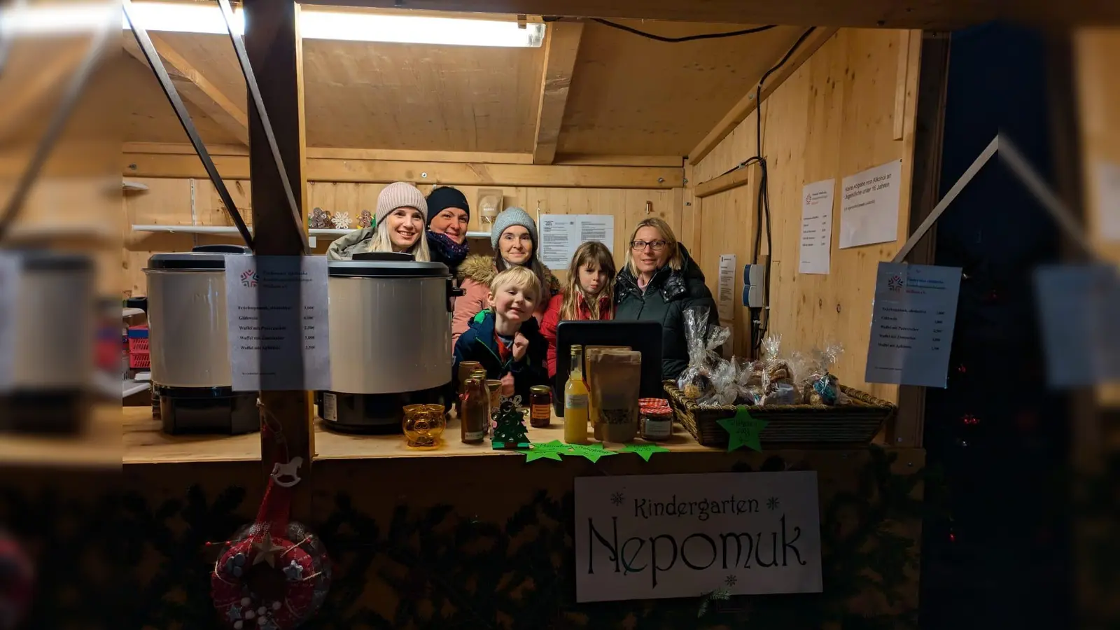 Das Kinderhaus Nepomuk und der Förderverein der städtischen Kitas hat auch dieses Jahr wieder in der Vereinshütte viel Feines für die Vorweihnachtszeit in der Vereinshütte auf dem Weihnachtsmarkt angeboten. (Foto: red)