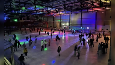 Schlittschuhlaufen trifft Party, das ist das Motto der Eisdisco in Freising. (Foto: Sten)