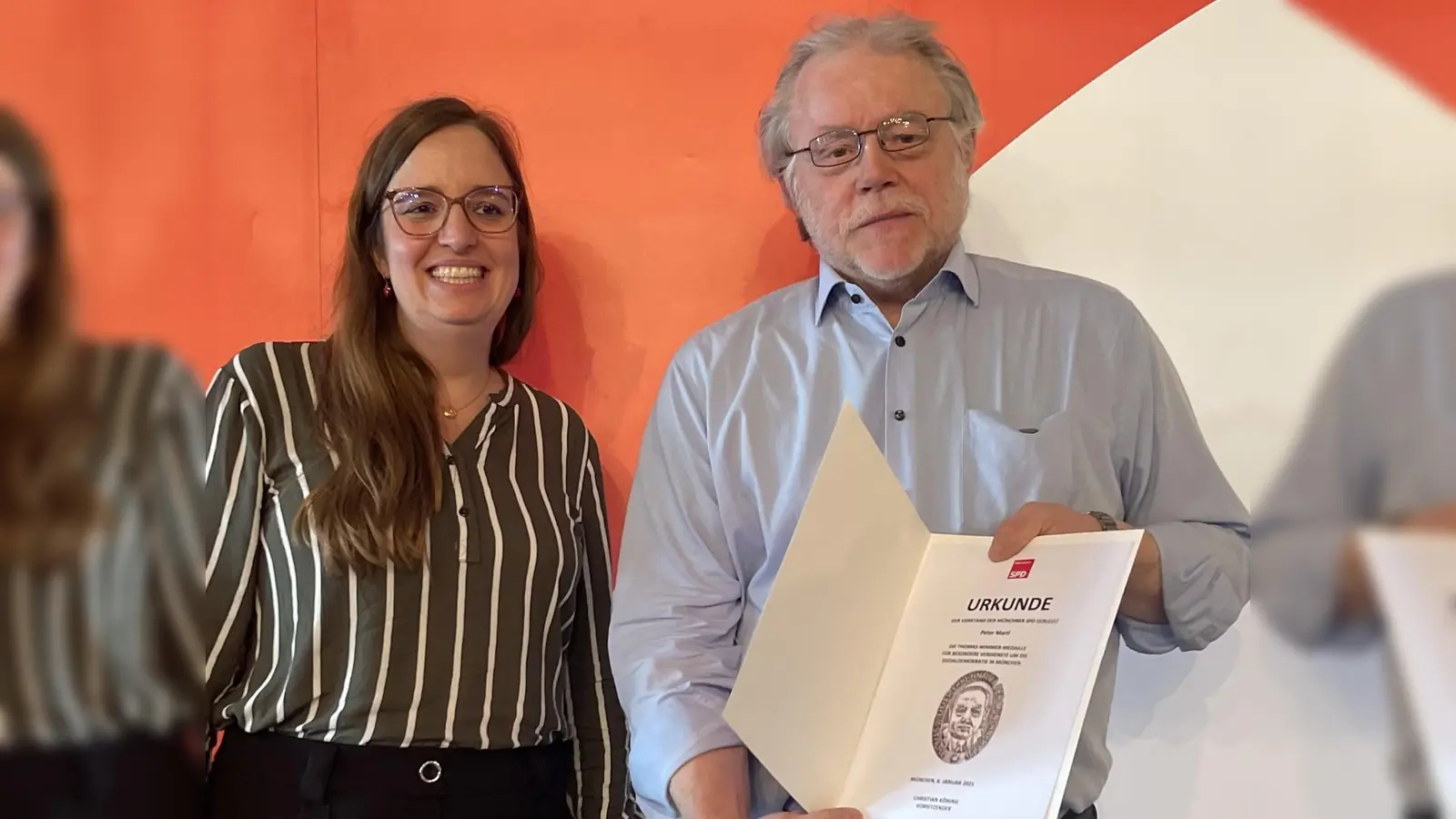 Der Geehrte Pit Martl mit Lena Odell, der stellvertretenden Münchner SPD-Vorsitzenden. (Foto: Nikolaus Gradl)