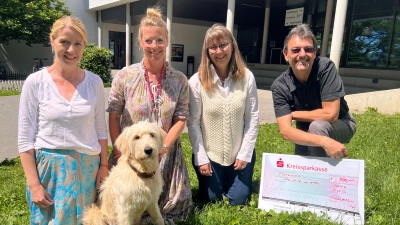 Schulhund Pepper mit Sonja Neuerer (von links, Förderverein), Susanne Opitz, Petra Fromm-Reischel und Robert Weiß (Förderverein). (Foto: Susanne Hauck)