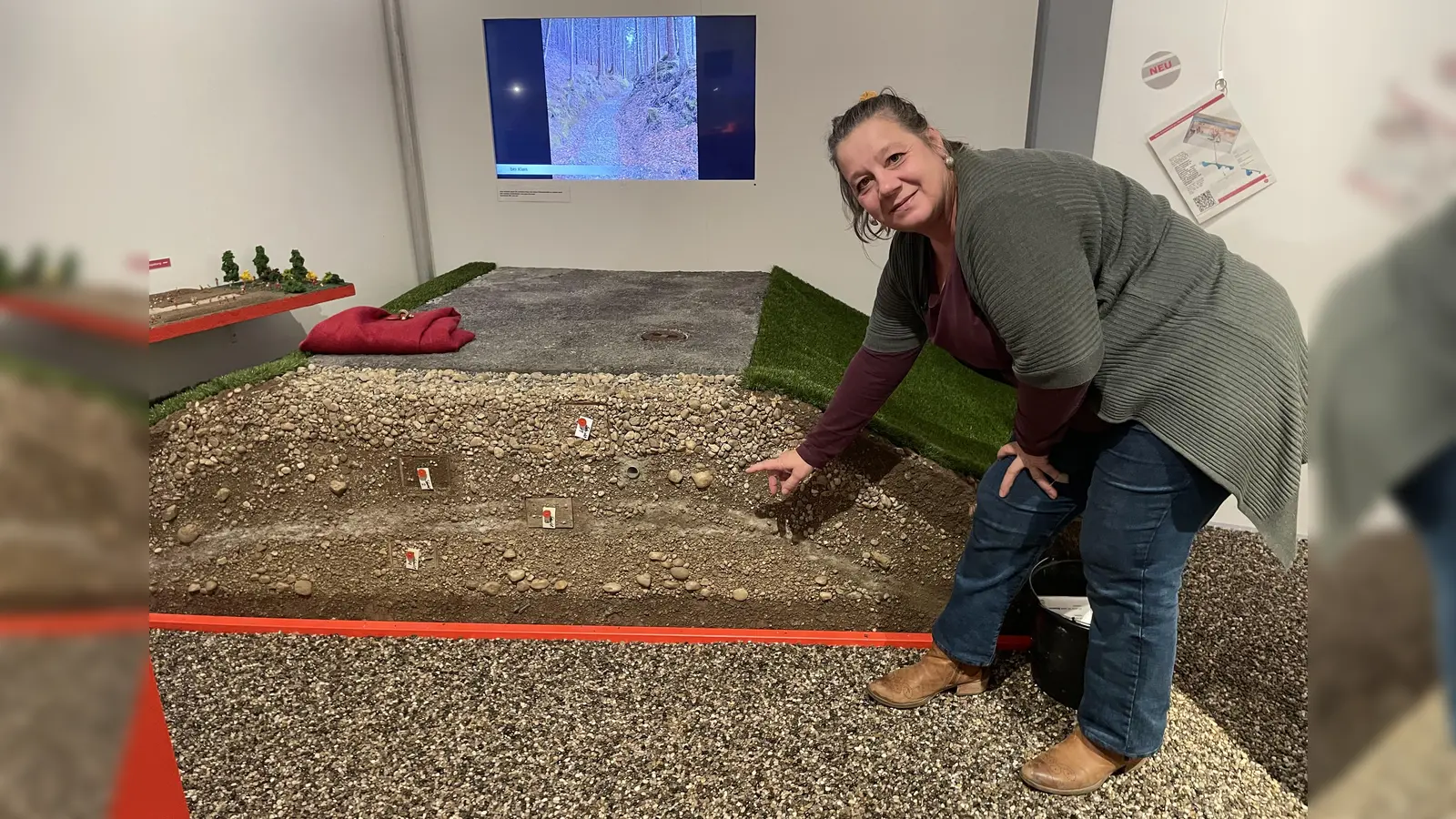 Annette Reindel zeigt beim Querschnitt der Römerstraße im Museum in welcher Erdschicht die dritte Reparatur erfolgt ist.  (Foto: Patrizia Steipe)