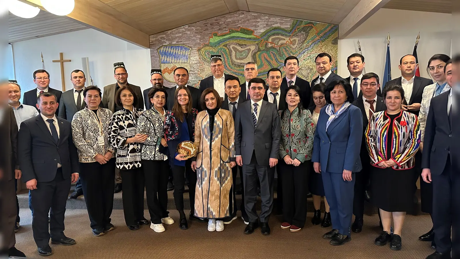 Die BesucherInnen aus Usbekistan im Landratsamt Dachau. (Foto: Landratsamt Dachau)