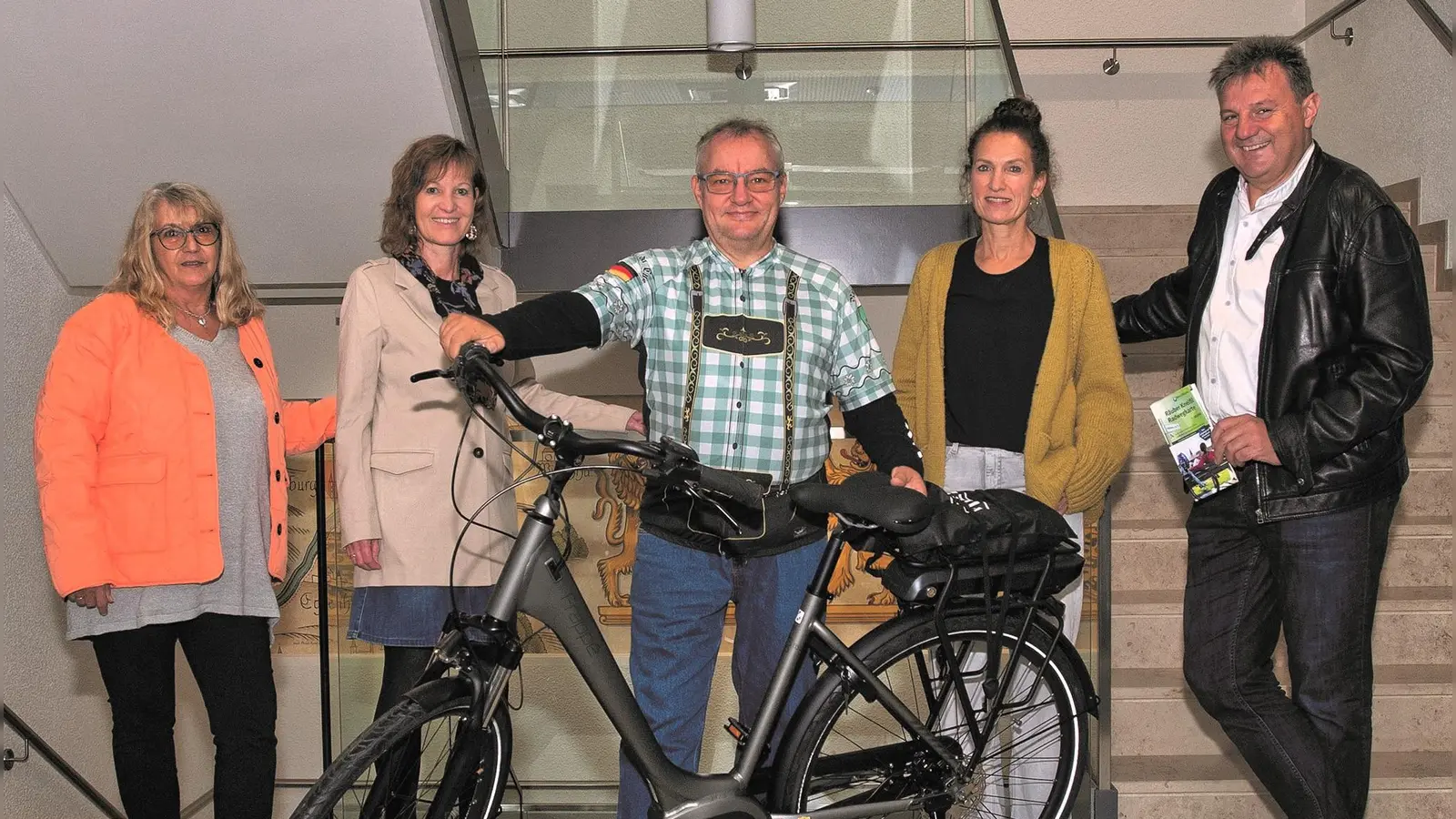 Große Freude bei der Gewinnübergabe mit (von li) Dagmar Hendorfer (WestAllianz), Ellen Kuhm (LuckyBike) Gewinner Frank Meier und Ehefrau Angelika-Petra und Bürgermeister Helmut Zech. (Foto: WestAllianz)