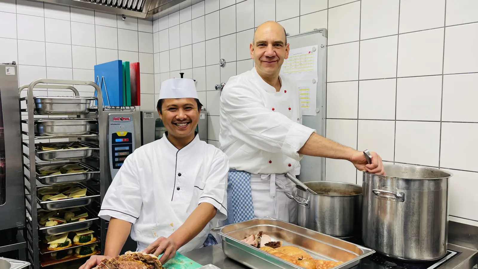 Küchenchef Mario Scheffel mit Poppi, einem der Mitarbeiter mit Unterstützungsbedarf. Täglich sorgt sein Team dafür, dass die Armenspeisung etwas zu verteilen hat. (Foto: hw)