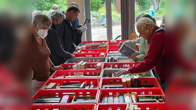 Bilder, Schmuck, Bücher und vieles mehr wurden beim Benefiz-Basar des Rotary Clubs Gauting-Würmtal angeboten. (Foto: privat)