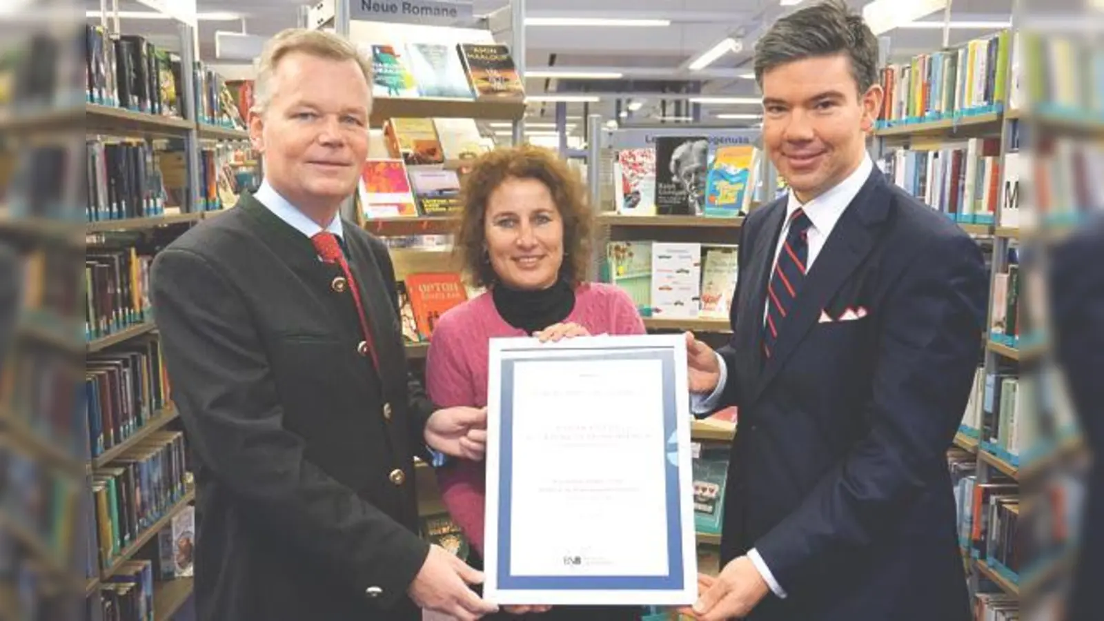 Mit Blick in die Zukunft: Bürgermeister Jan Neusiedl und die Bibliotheksleitung Gabriele Oswald und Dr. Andreas Dahlem. 	 (Foto: Gemeinde Grünwald)