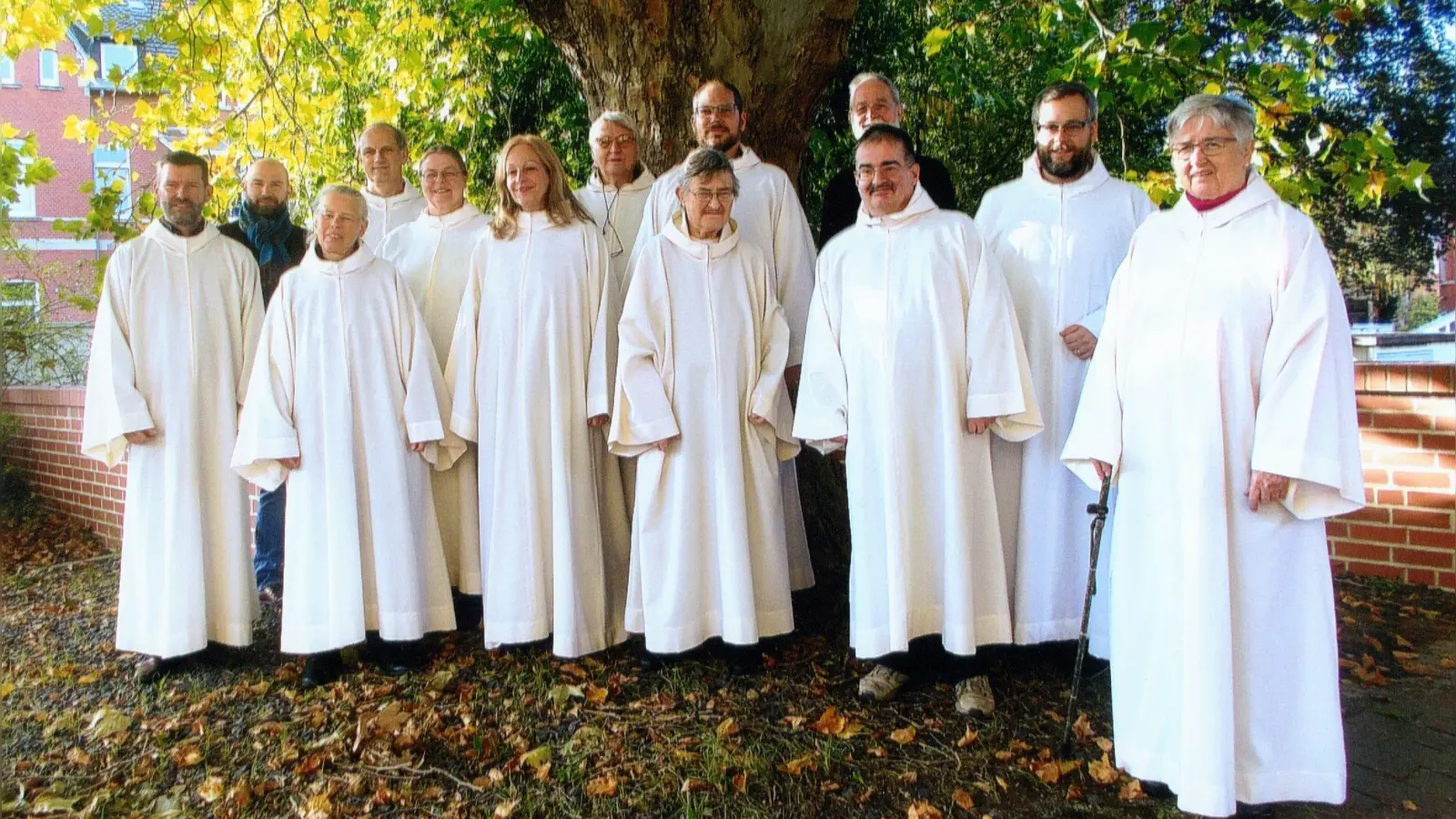 Die Göttinger Choralschola präsentiert Gregorianischen Gesang in St. Rupert. Unter den Sänger sind Gruppengründerin Johanna Grüger (vordere Reihe 3. von rechts) mit dem jetzigen Leiter Frater Gregor Baumhof (hintere Reihe, im schwarzen Habit) sowie Pfarrer Dietmar Dohrmann (links) und Bandoneonspieler Klaus Müller (2. von links). (Foto: Choralschola Göttingen)