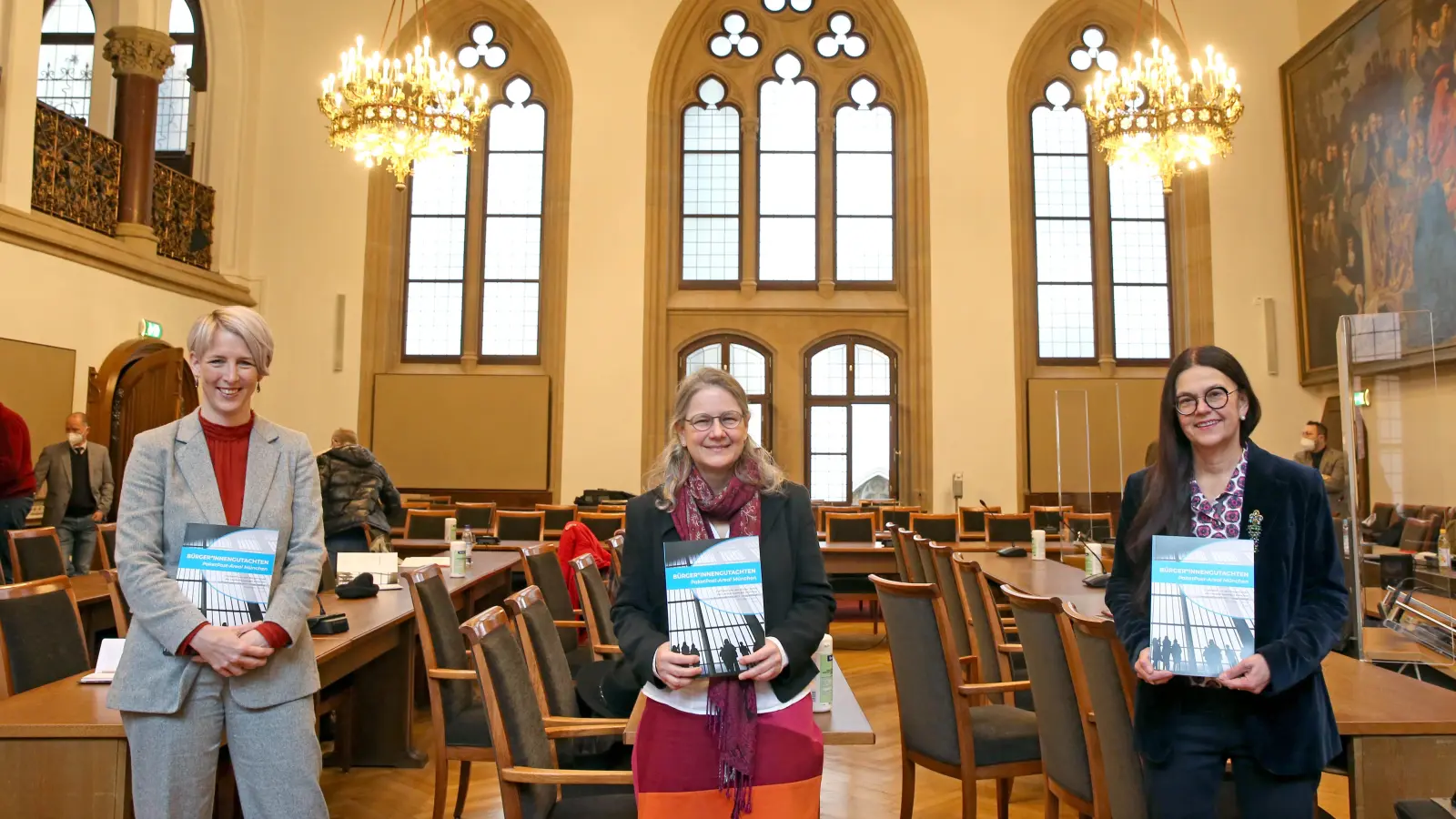 Bürgermeisterin Katrin Habenschaden, Gutachterin Martina Baethmann und Stadtbaurätin Elisabeth Merk (von links) bei der Übergabe des Gutachtens. (Foto: Michael Nagy / LHM)