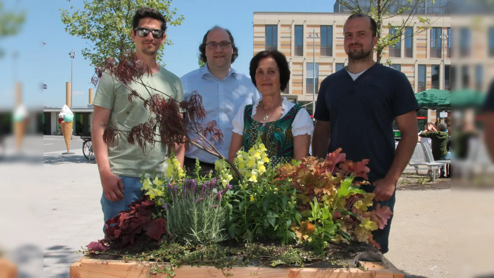 Gemeinsam für mehr Natur auf dem Oertelplatz: v.l. Philipp Auner von BeetZauber, BA-Vorsitzender Pascal Fuckerieder, Initiatorin Dr. Diana Brand und Landschaftsgärtner Chris Tempel, der viele der Beete bepflanzt hat. (Foto: bb)