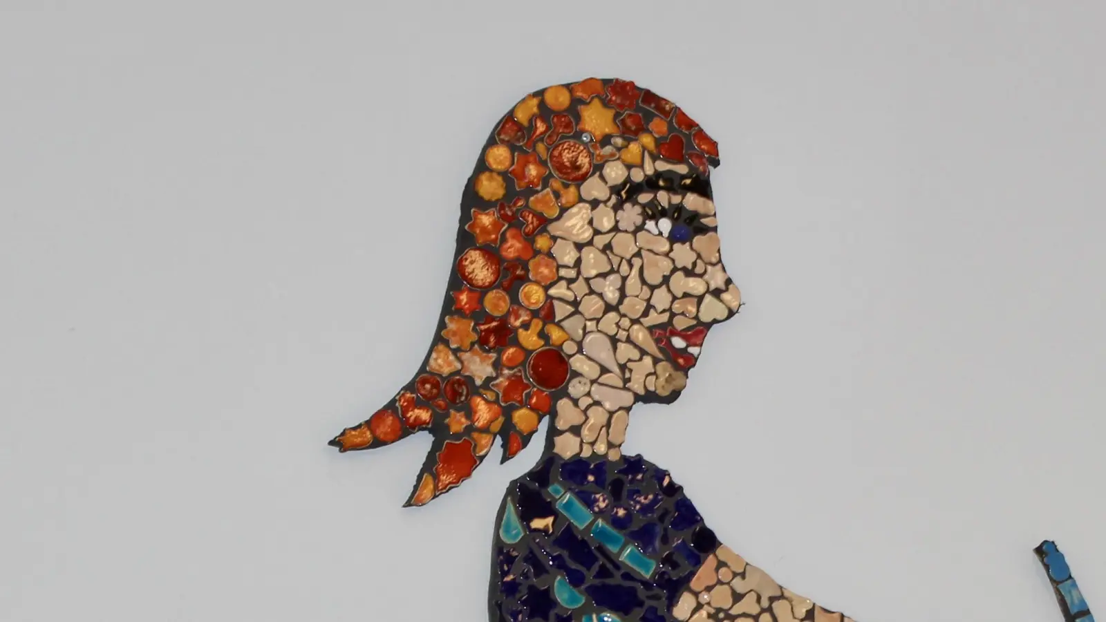 Ein großes Wandmosaik für die Mensa: in langer Kleinarbeit fertigten die Schüler der Kunst AG mit den beiden Künstlerinnen Karin Zauner-Behn und Birgit Heyer das Mosaik als eins von sehr vielen im ganzen Schulhaus. (Foto: us)