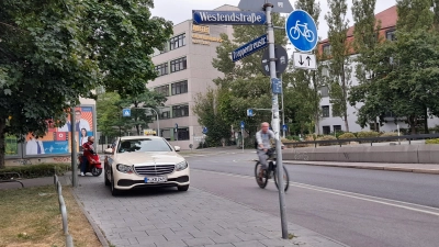 Rund um den Imbiss in der Trappentreustraße/ Westendstraße wird wild geparkt. Die Polizei ist nun aufgefordert häufiger zu kontrollieren. (Foto: Beatrix Köber)