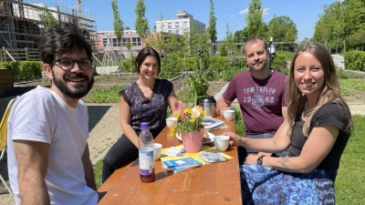 Freuen sich über Begegnungen im Freiluftcafé, v.l.: Patrick Siskov (Verbraucherzentrale), Annika Haas (Freiwilligenzentrum), Johannes van Kruisberg und Larissa Zwingel (Verbraucherschutz). (Foto: pst)