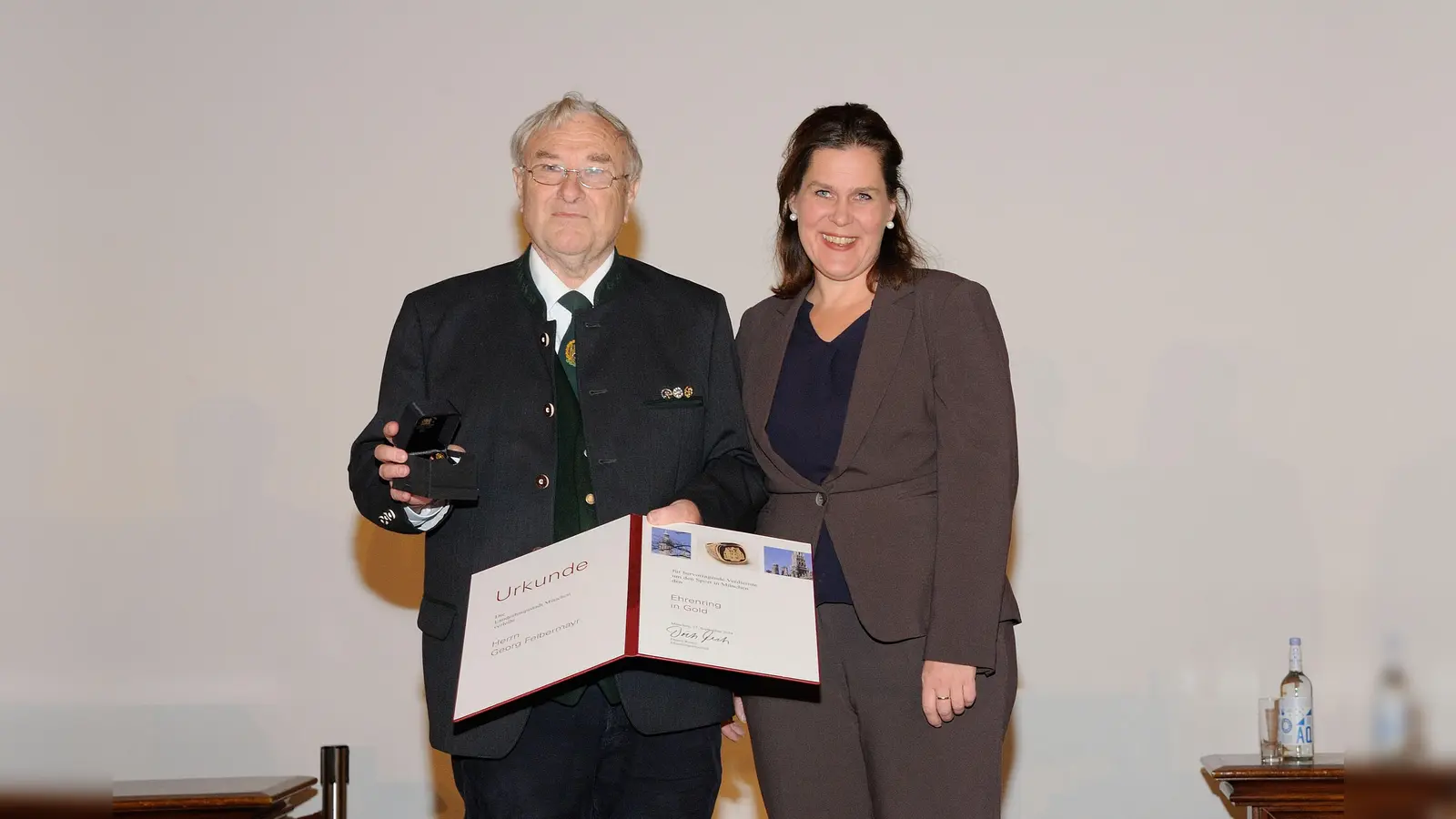 Bürgermeisterin Verena ietl verlieh Georg Felbmayr den goldenen Ehrenring der Stadt München. (Foto: Heribert Mühldorfer)