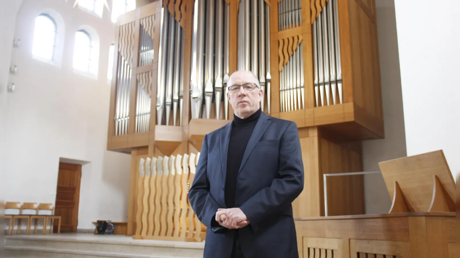 „Mit Musik kann man sehr viele Menschen ansprechen”, freut sich Dekanatskantor KMD Klaus Geitner. Er ist verantwortlich für alle musikalischen Bereiche in der Himmelfahrtskirche. (Foto: job)