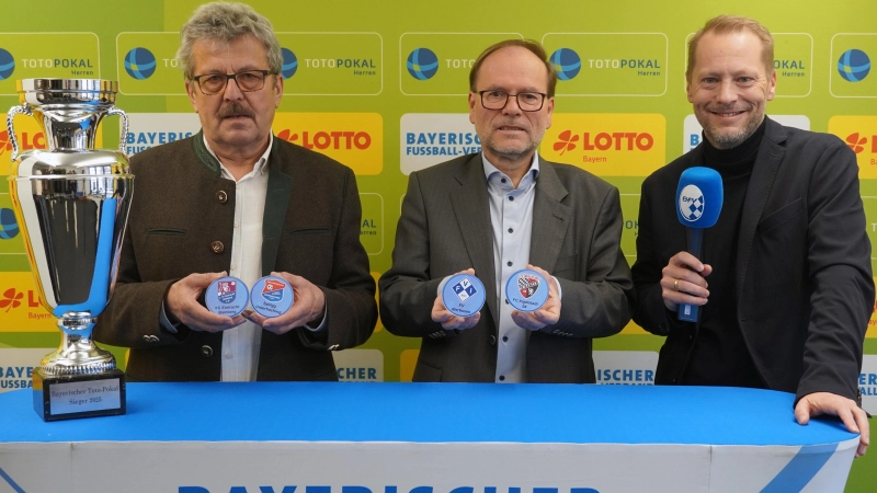 Von links: Verbands-Spielleiter Josef Janker, LOTTO-Bayern-Vizepräsident Joachim Buchwieser und Moderator Fabian Frühwirth bei der Auslosung des Halbfinals im bayerischen Toto-Pokal 2024/25. (Foto: Sebastian Dirschl/BFV)