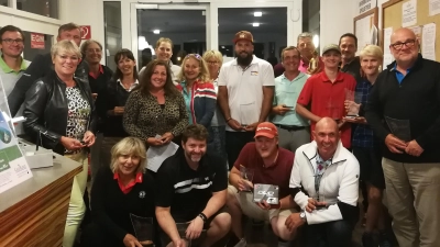 Nach den zweitägigen Clubmeisterschaften auf der Golf Range in Germering ging es noch zum gemeinsamen Siegerfoto. (Foto: Aumann)