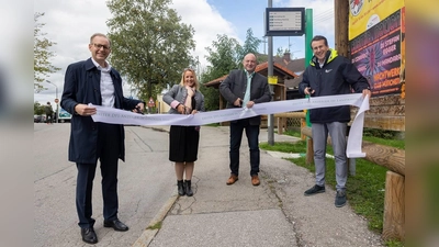 Startschuss: v.l. MVV-Geschäftsführer Dr. Bernd Rosenbusch, Isabella Weber (Leitung der Stabstelle Mobilitätsprojekte), Erster Bürgermeister Georg Scheitz und Landrat Stefan Frey eröffnen gemeinsam die erste digitale Fahrgastanzeige im Landkreis Starnberg an der Haltestelle Kloster Andechs.  (Foto: Landratsamt Starnberg)