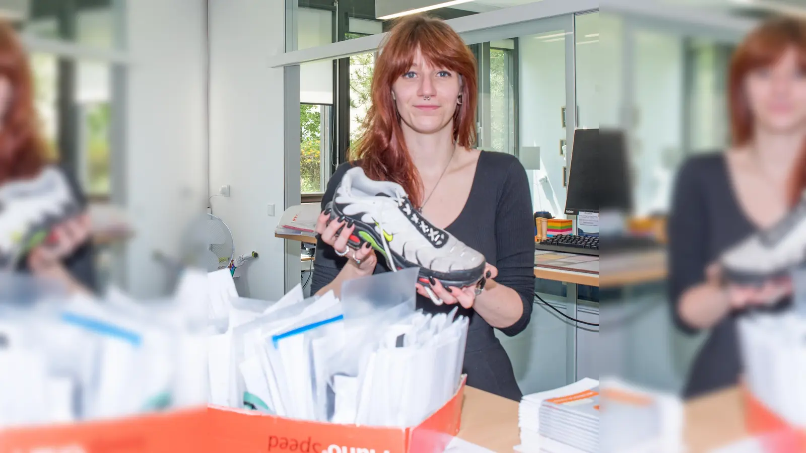 Vermisst jemand einen Schuh? Gemeindemitarbeiterin Jessica Selimi wundert sich regelmäßig über kuriose Fundstücke.  (Foto: Gemeinde Gauting)