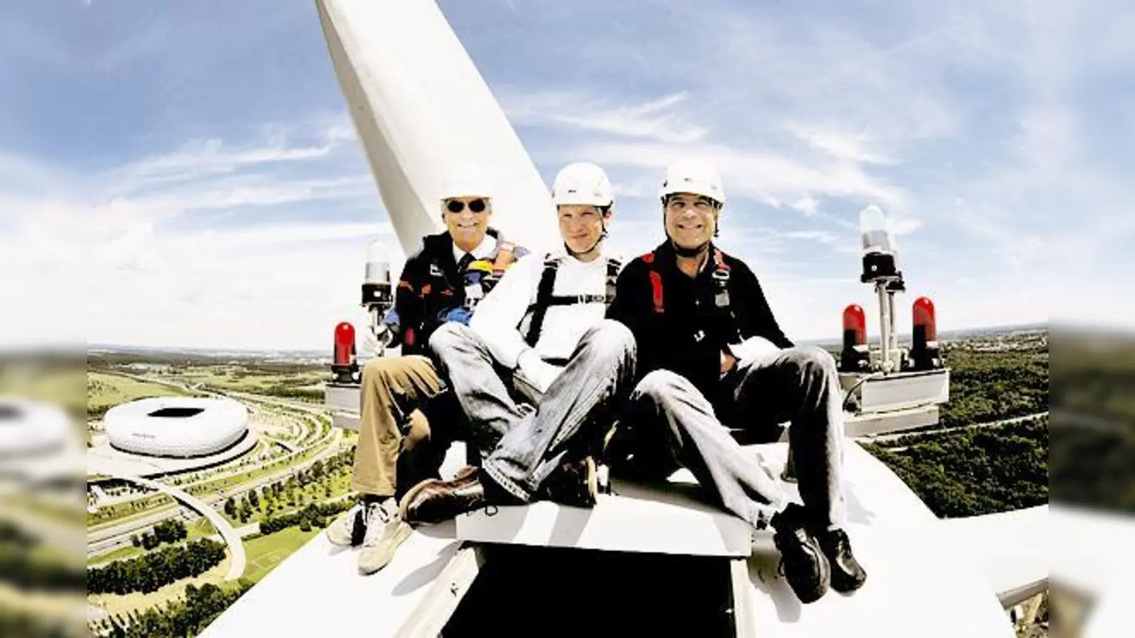 Günter Beermann, Dr. Florian Bieberbach und Dr. Axel Berg zeigten sich stolz und beeindruckt ob der Windkraft-Technik.	 (Foto: SWM)