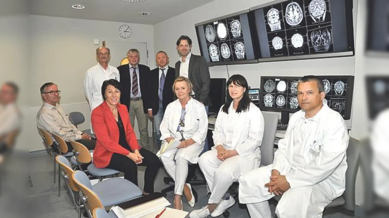 Team für die Gesundheit (Vorne v. li.): Astrid Biermeier, Dr. Renate Steckel, Anja Reder und Dr. Ivan Caplovic, sowie (hinten, v. li.) Wolfgang Thoma, Dr. Klaus Pürner, Dr. Hans Gnahn, Othmar Gotzler und Dr. Jens Würfel.	 (Foto: Kreisklinik Ebersberg)