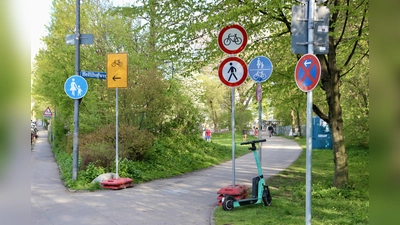 Bleibt zu bis Ende 2022: Im Auftrag der Stadt baut die Bahn einen Tunnel für diverse Technik von der Nordseite zur Südseite der Gleise. Der Spielplatz soll weiterhin zu erreichen sein, für dei FAhrradständer wird eine neue Lösung gesucht. (Foto: us)