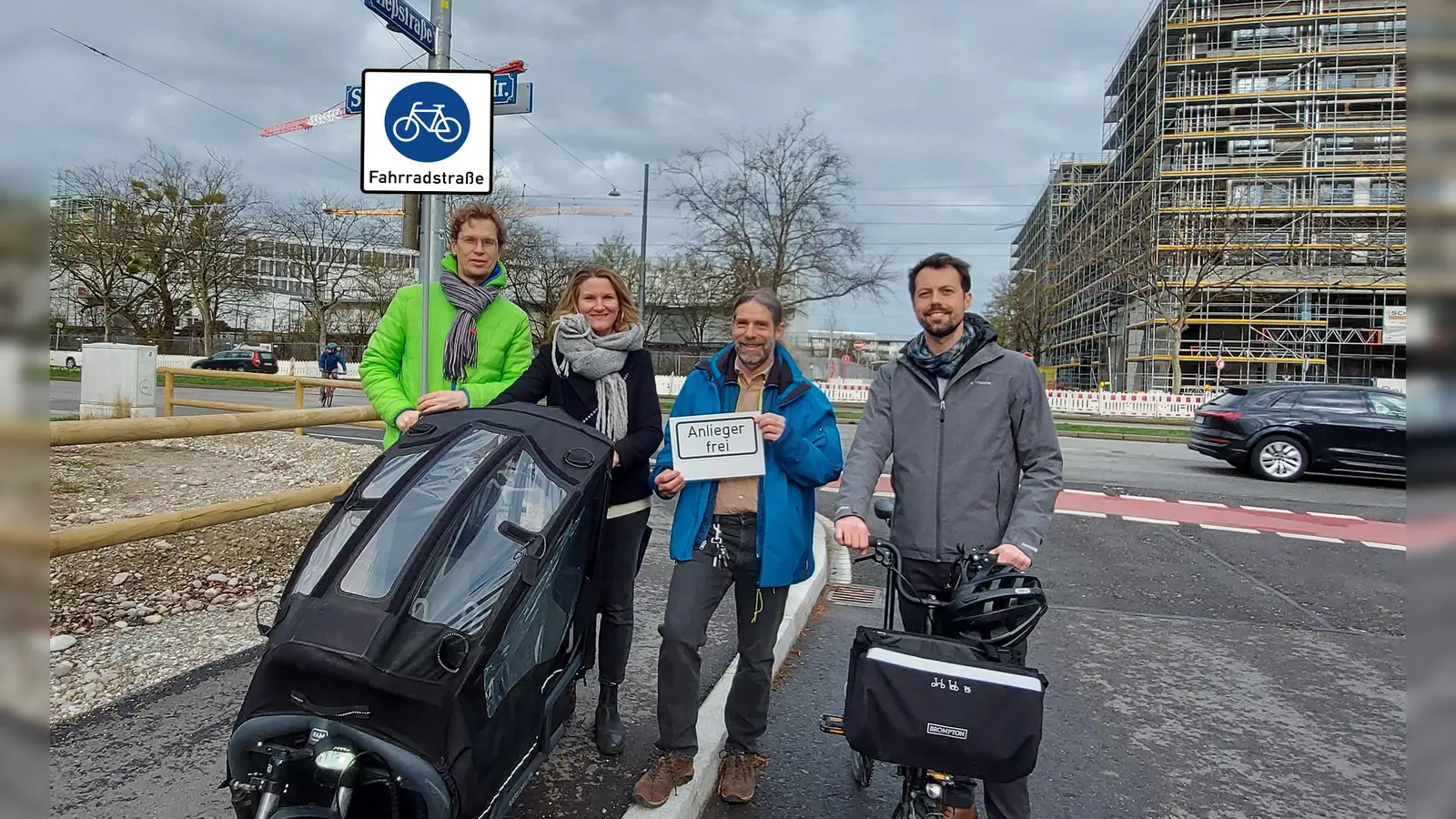 Die Grünen im Bezirksausschuss freuen sich darüber, dass ein Teil der Heßstraße zur Fahrradstraße wird. Im Bild von links: Martin Züchner, Leonie Lobinger und Niko Lipkowitsch und Fabian Norden. (Foto: Züchner)