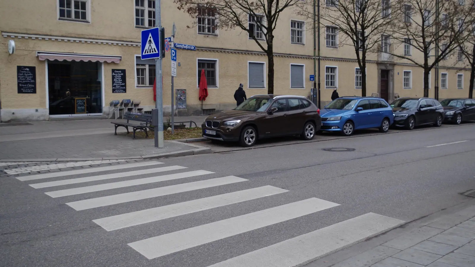 Der Zebrastreifen in der Ganghoferstraße kann laut Straßenverkehrsordnung nicht in Regenbogen eingefärbt werden. (Foto: kö)