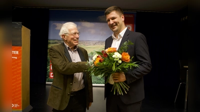 Unterstützung für seine Kandidatur bekommt Daniel Liebetruth (r.) von Alt-Oberbürgermeister Peter Braun. (Foto: SPD Germering)