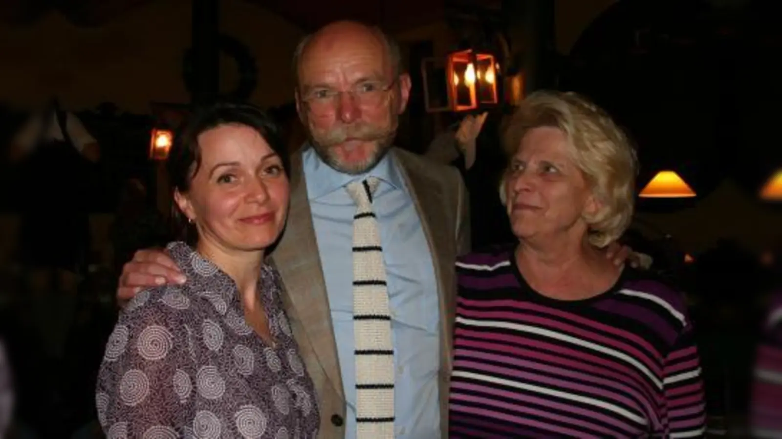 Der BA-Vorsitzende Ludwig Wörner dankte Anna Mundinger (links) und Christine Gortan. Die beiden Frauen „riskieren täglich Kopf und Kragen, um Kinder sicher zur Schule und wieder nach Hause zu bringen.” (Foto: tg)